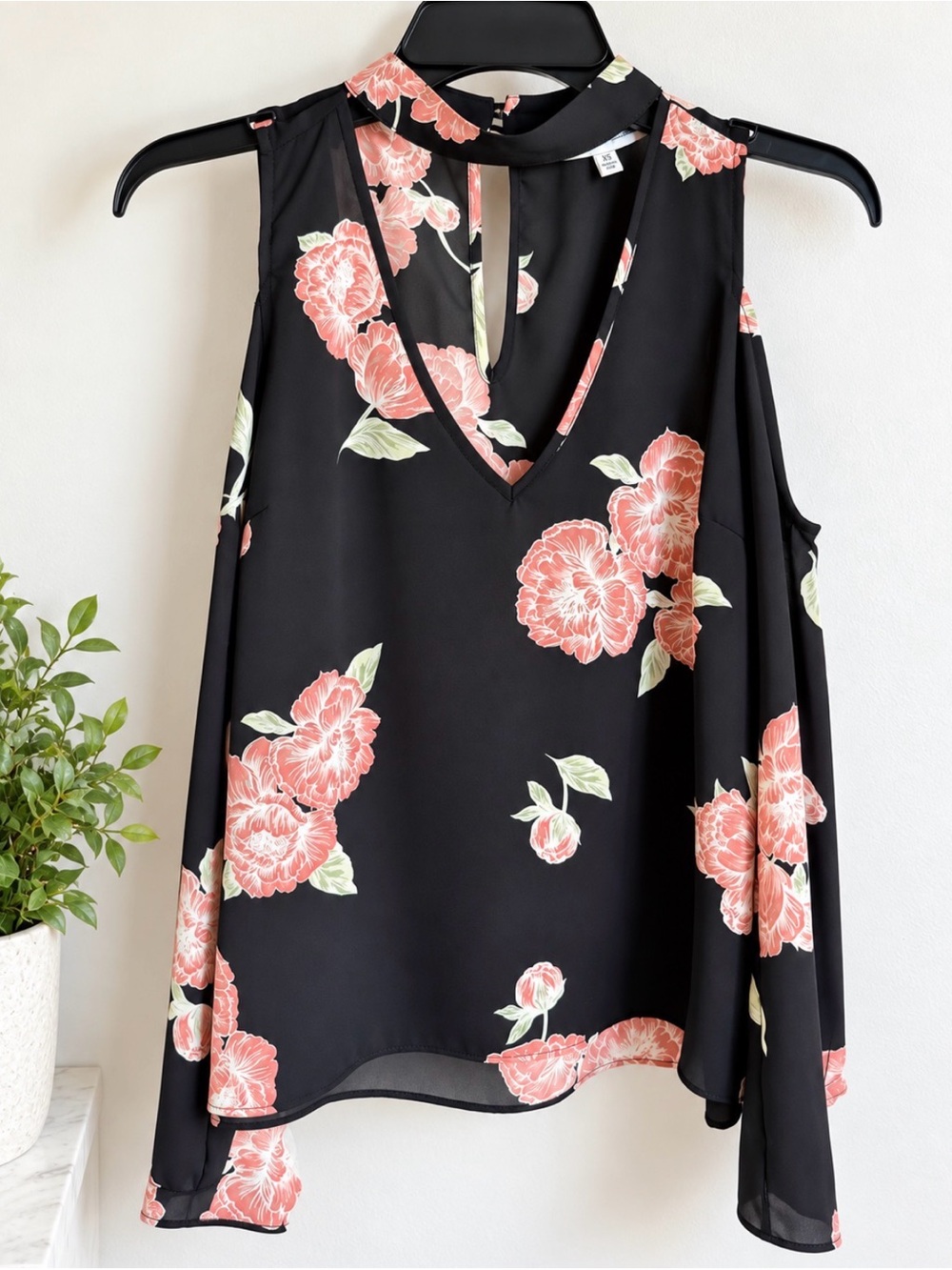 Cupcakes and Cashmere Black Floral Cold Shoulder Blouse Top XS Pink